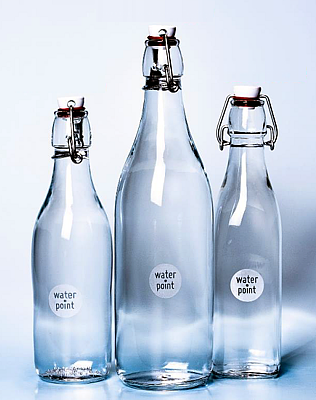 Elegantní skleněné karafy a lahve na vodu
